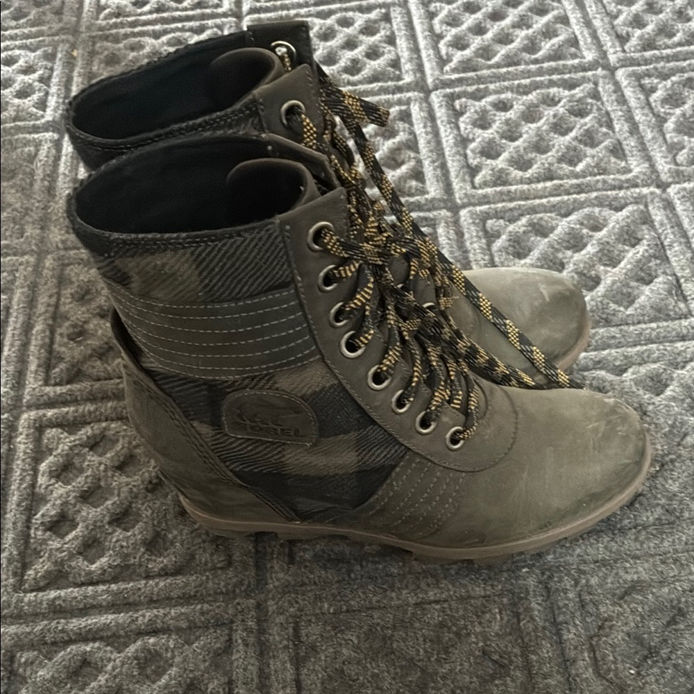 Sorel Charcoal Lace-Up Boots